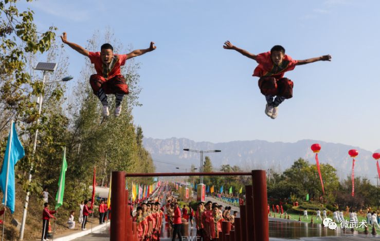 74世界60多个国家的武术运动员来登封少林武术节开幕式86000人排练