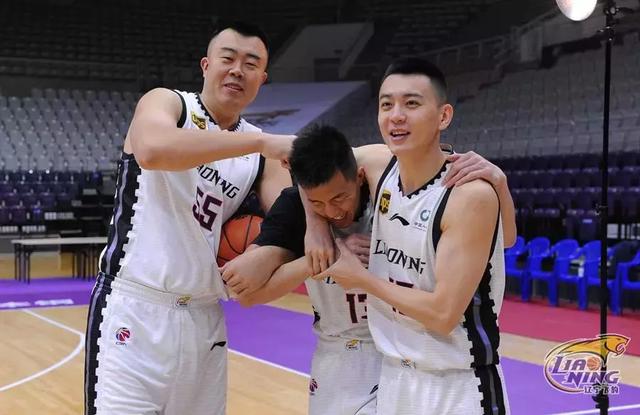 辽篮轻松拍摄cba新赛季官方写真 杨鸣助拳 韩德君花样蹂躏郭艾伦