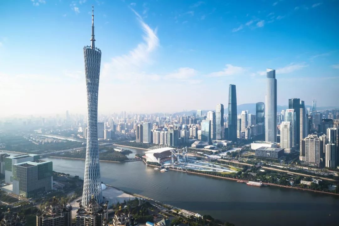 如果说像广州珠江新城丰富生活配套是在过度发展中有了新的觉醒,东江