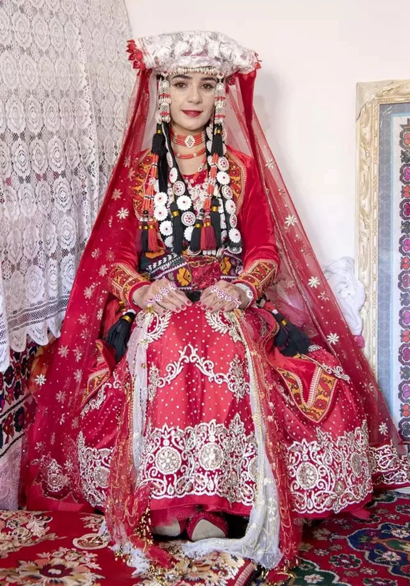 喀什风情丨帕米尔高原上最传统的塔吉克族婚礼!_新娘
