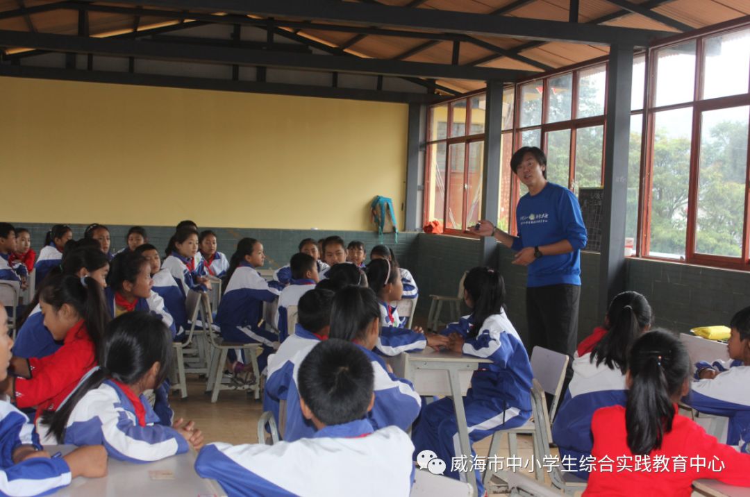 在民族小学上课《七巧板》