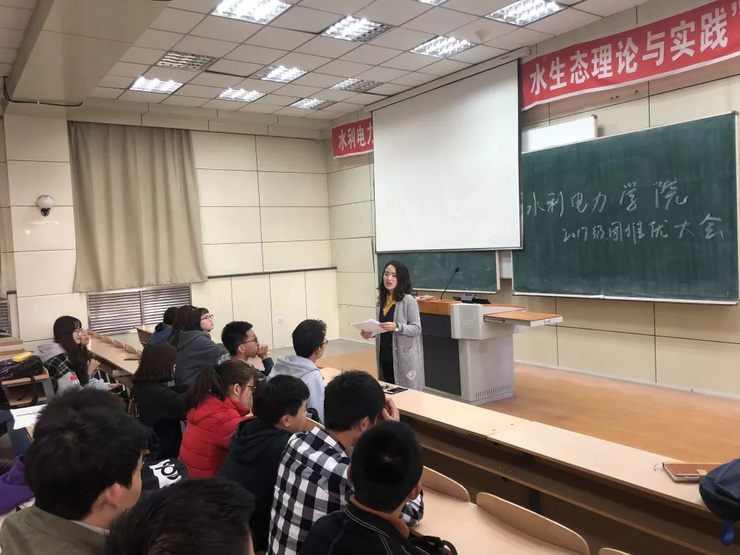 10月15日中午12时50分,水利电力学院在水利电力学院教学楼128教室