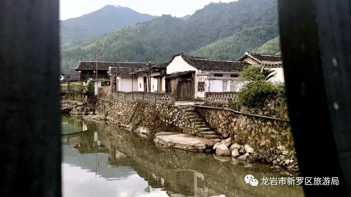 村庄内古色古香的建筑,向人们展现竹贯村的历史韵味和优雅气质.