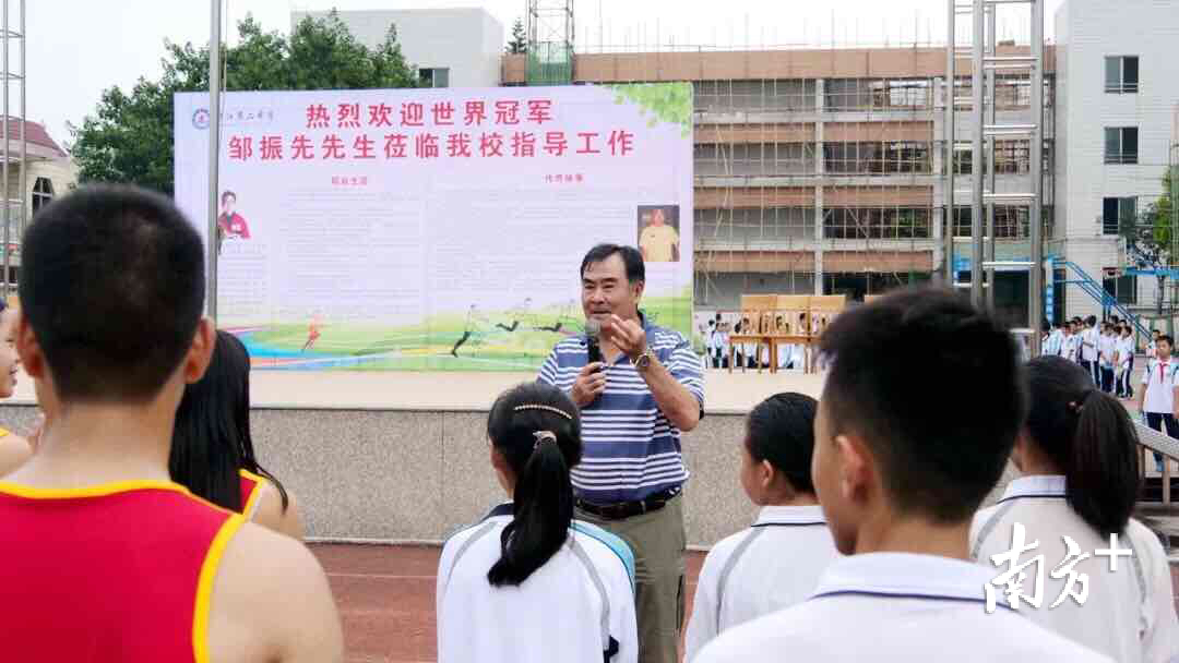 这位世界冠军来万江了!为这所学校田径队参赛鼓劲助威