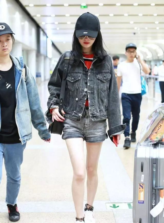 楊冪又出現在機場了，網友：今年的流行外套，倪妮秦嵐都穿過 時尚 第6張