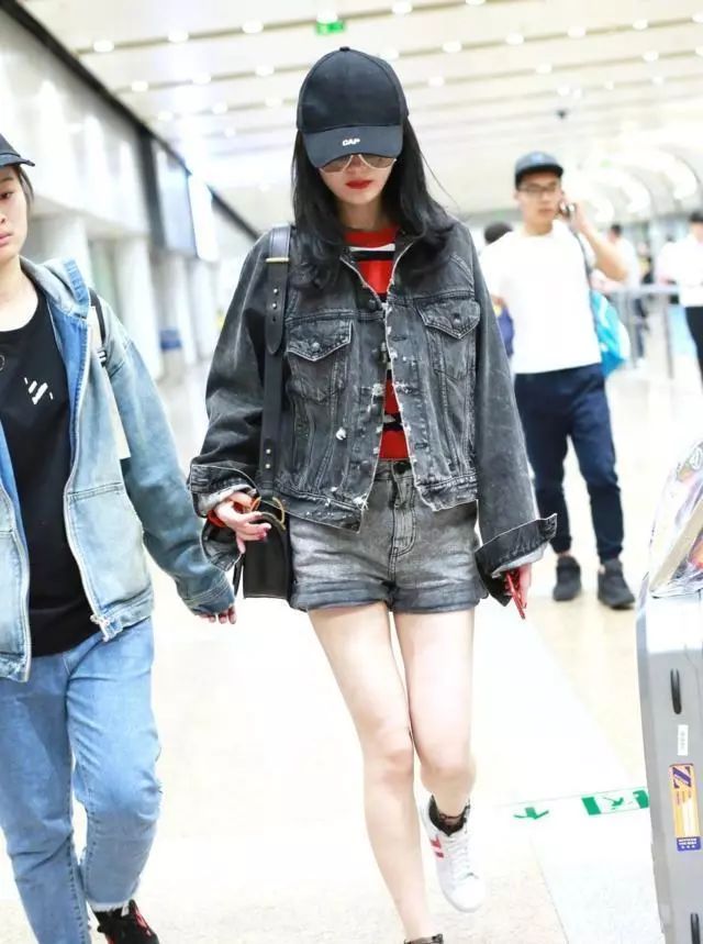楊冪又出現在機場了，網友：今年的流行外套，倪妮秦嵐都穿過 時尚 第8張