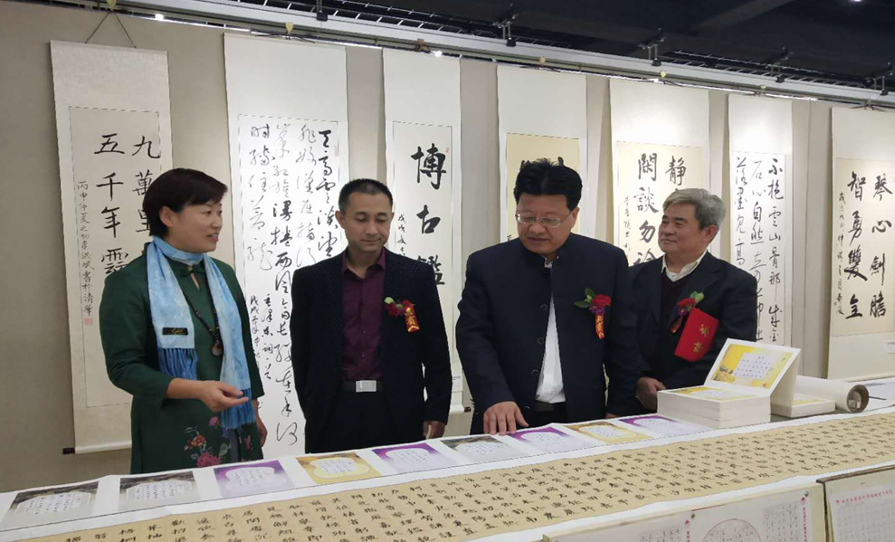 齐玉华主席,梁玉国副主席与书法家共同探讨作品创作展