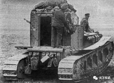 为了干涉俄国革命,西方列强用武器装备资助了白军,其中包括坦克.