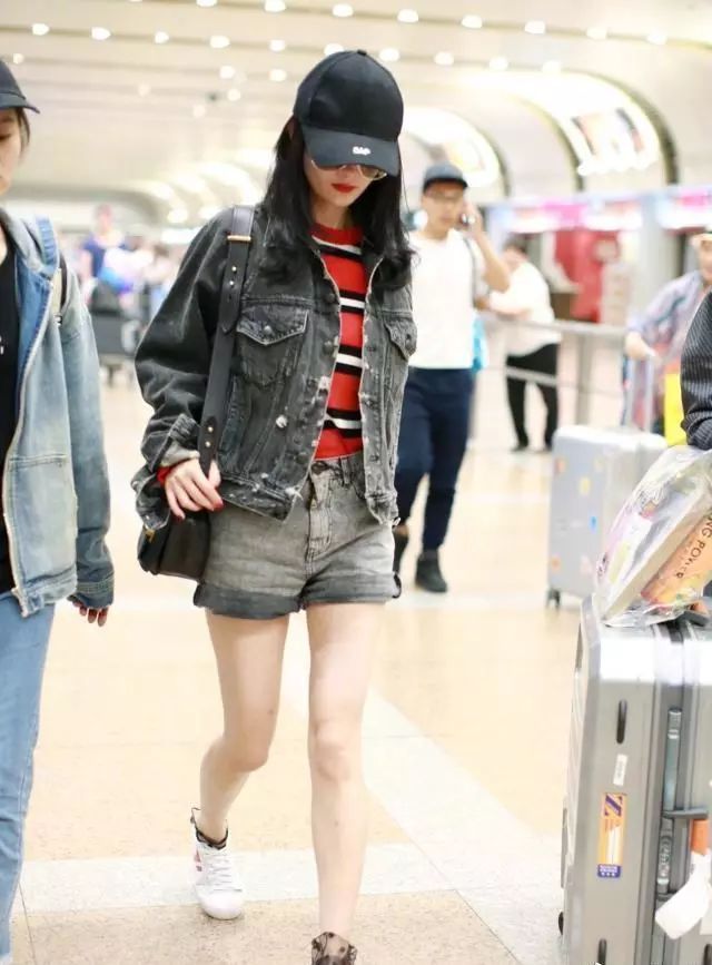楊冪又出現在機場了，網友：今年的流行外套，倪妮秦嵐都穿過 時尚 第1張