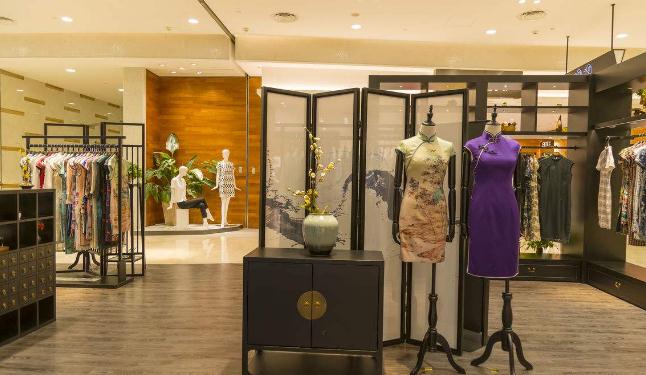 美女设计师开服装店做高级定制旗袍五年开两店