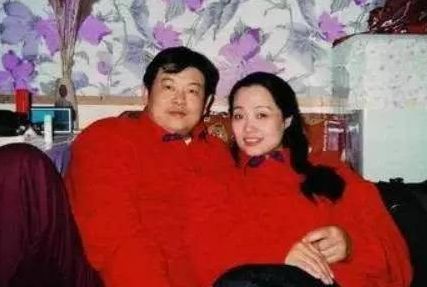 傅彪妻子丧偶后13年未嫁,如今成富婆,困难之时冯小刚葛优相助