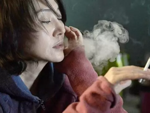 盘点吸烟成瘾的女明星,那英烟不离手,baby烟瘾大,她被称为烟王