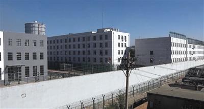凌源第三监狱的围墙高6米左右,上面还有1米高的电网.
