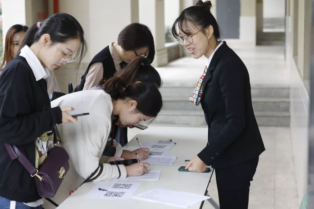 【来宾签到【活动开始】随着校长邱向理女士的致辞,活动议程正式