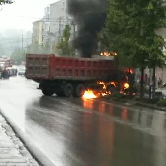 达州大竹县石河发生车祸,摩托车驾驶员当场被烧死_大车