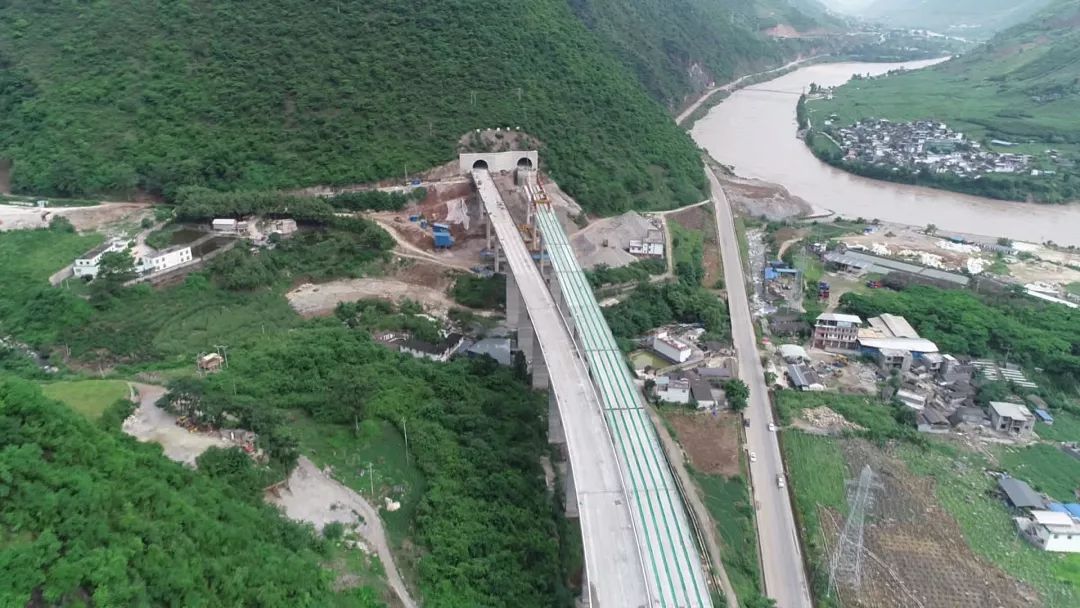 日前, 记者从怒江州委宣传部获悉, 保(山)泸(水)高速公路建设有序