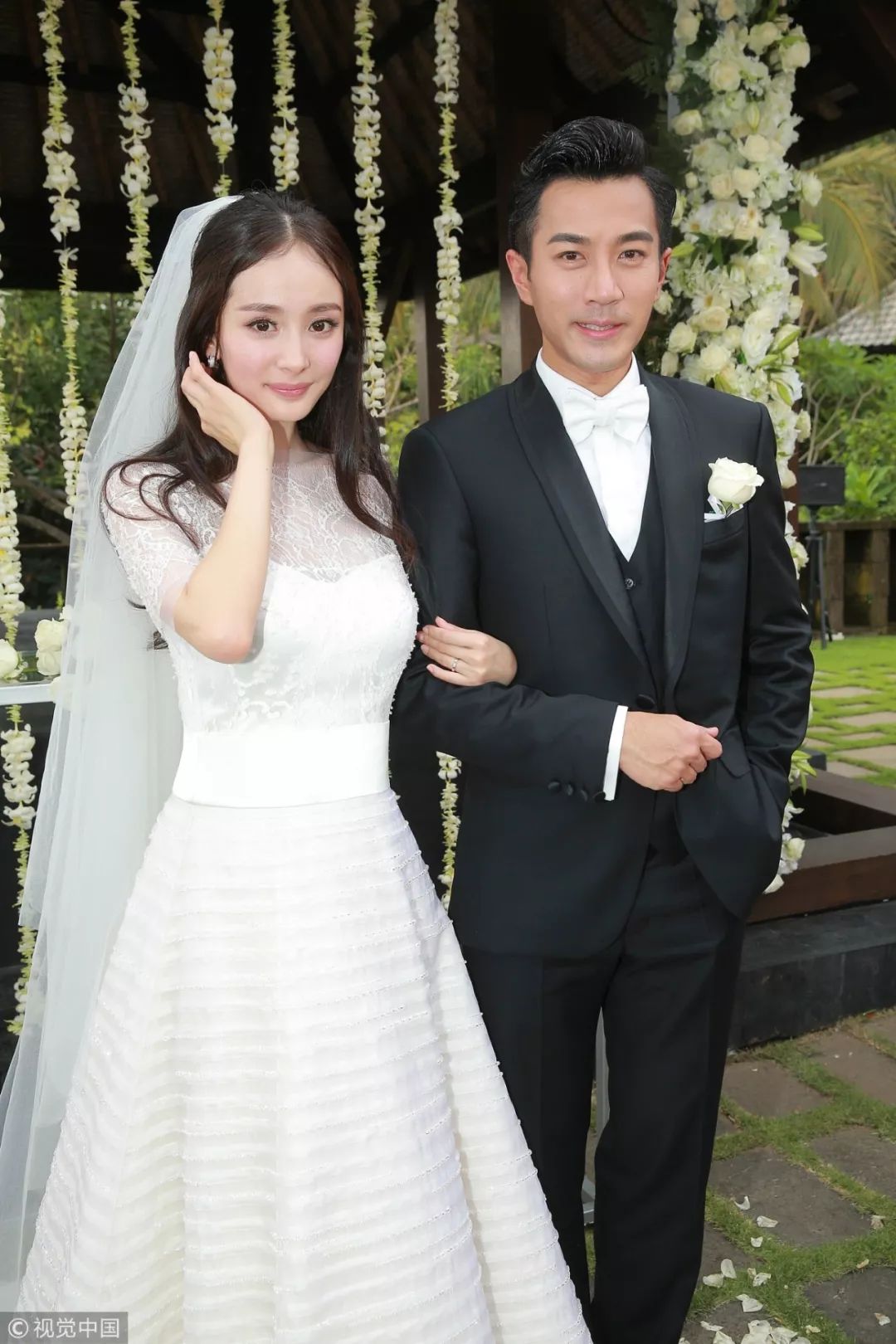 "infinity heart永结同心"钻戒 两人于2014年1月8日在巴厘岛结婚,杨幂