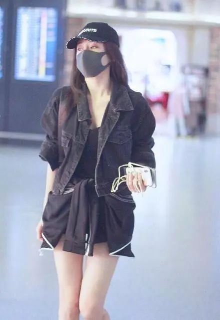 楊冪又出現在機場了，網友：今年的流行外套，倪妮秦嵐都穿過 時尚 第3張