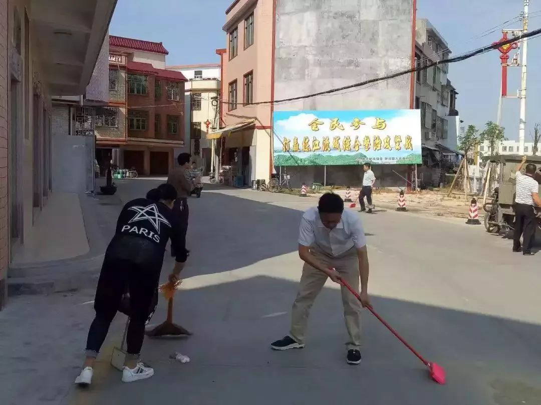 另外,胪岗镇继续开展拆违专项行动,对港头公路两侧的违章搭建进行了