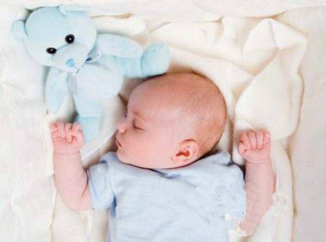新生婴儿正确睡觉姿势:仰睡、侧睡、俯睡究竟