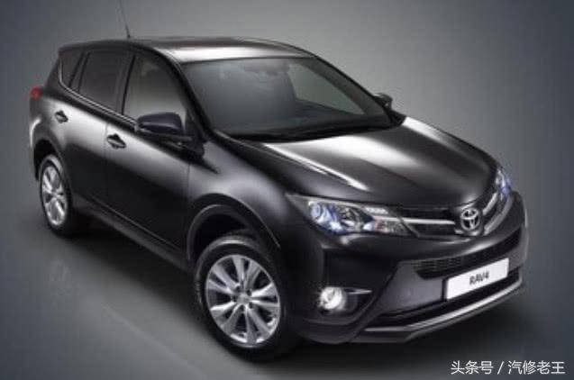 街边偶遇2019款丰田rav4 浅蓝色车型比本田crv更漂亮 汽车