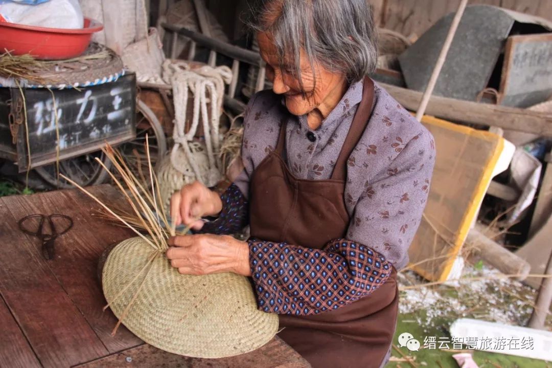 一把蒲扇一生情!这个88岁老奶奶的扇子,可曾摇出你的童年回忆?