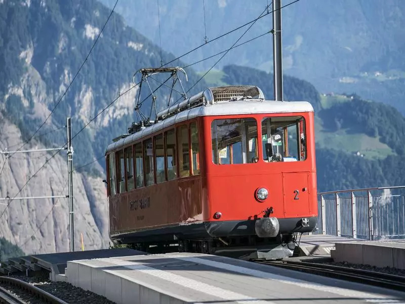 齿轮火车介绍齿轨铁路(rack railway)是一种登山铁路.