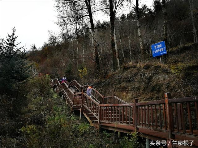 兰州石佛沟云顶山马步栈道石雕小沙弥憨厚慈眉宛如真人娃娃一般