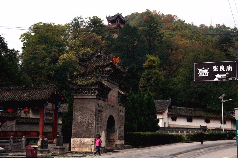 来到山前,青砖砌成为山门,可见上方横刻"汉张留侯祠"5个朱红大字.