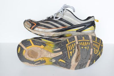 跑鞋鞋底不管是由什么高科技材质构成,如果被磨损到没有花纹,或者能