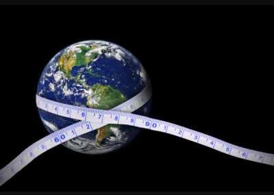 地球的平均直径约为12742公里,那么我们把它缩小,把其想象成一个直径
