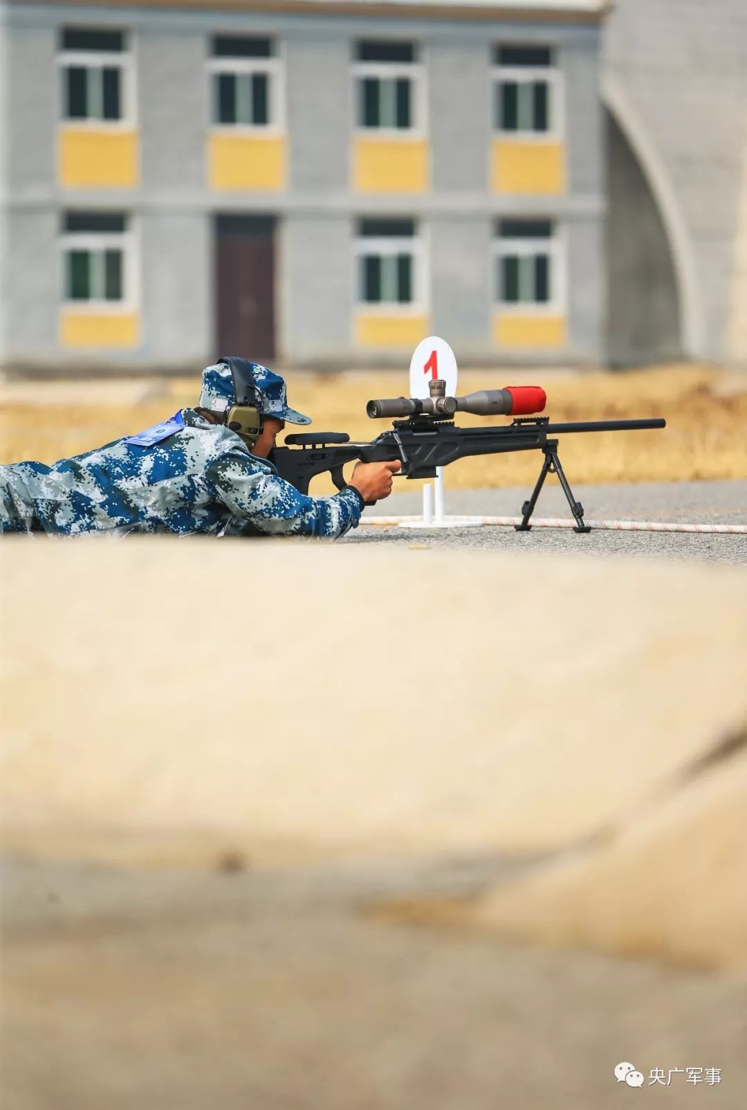 10月22日,挑战狙击课目中,参赛队员在狙击步枪瞄准镜遮蔽情况下实施