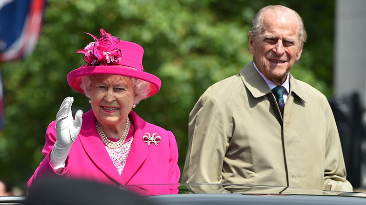 "嫁"入英国王室的菲利普亲王,真的幸福吗?老照片见证玄机