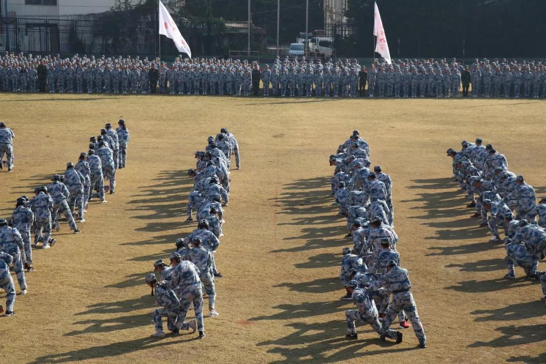 (文学院基本队列展示方阵向主席台敬礼.)