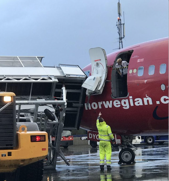 登机悬梯被强风吹翻挪威航空波音737舱门损毁