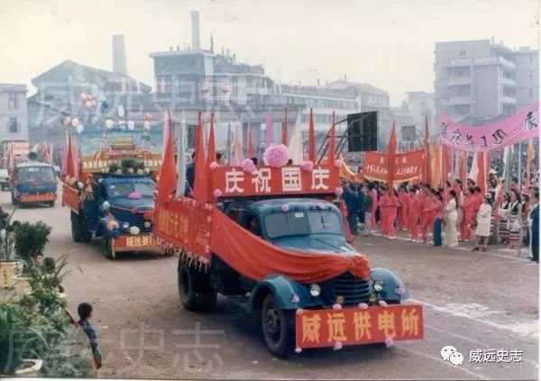 民兵方队少先队员方队游行队伍经过红卫口(现县政府门口)看完这组照片