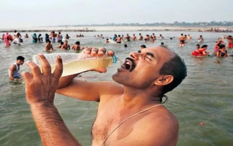 中国游客在印度买了瓶“矿泉水”解渴，被导游喝止：看清楚先