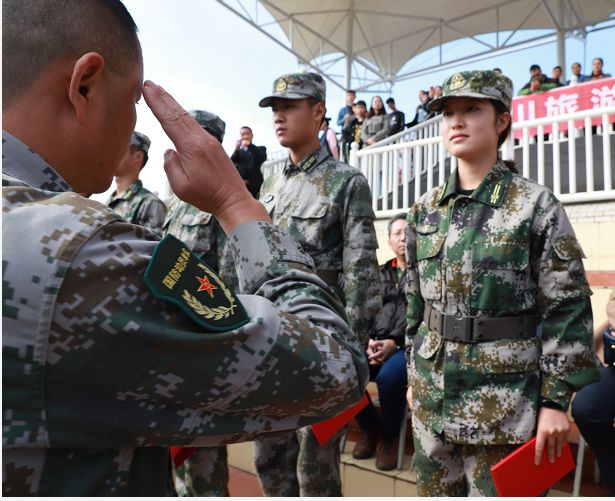 龙泉驿区国防教育训练基地主任 王向东同志为 优秀教官颁发荣誉证书