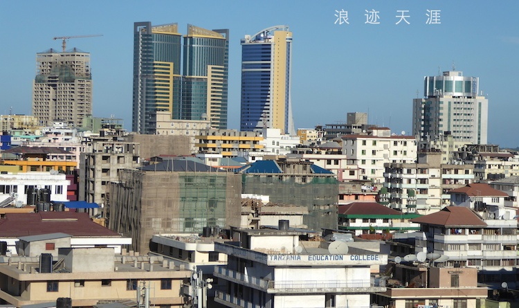 现在这几张是我从酒店阳台拍的,虽然达累斯萨拉姆的建筑楼层不高,城市