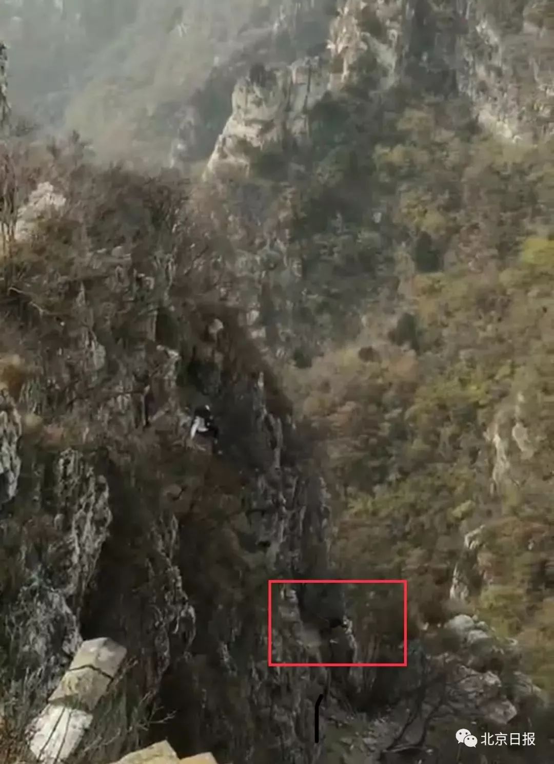 北京一女驴友爬野长城不慎坠崖!游客拍下全程!