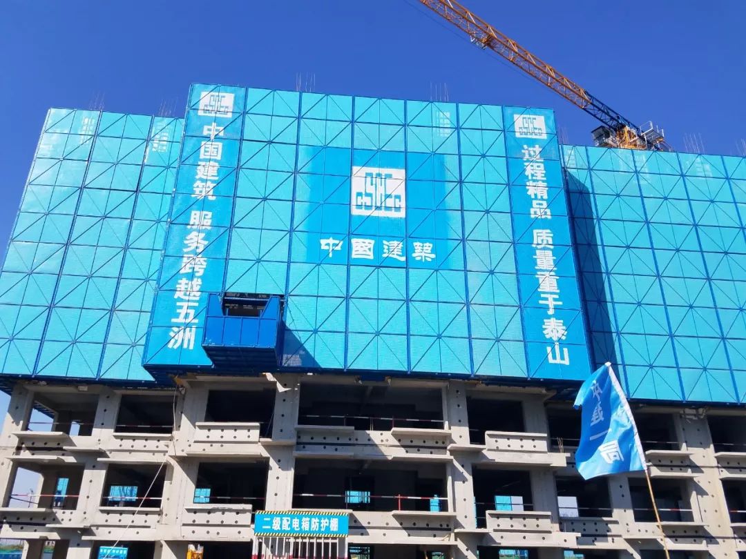 爬架喷绘式品牌布:将中国建筑品牌logo直接喷绘于爬架上,不产生额外