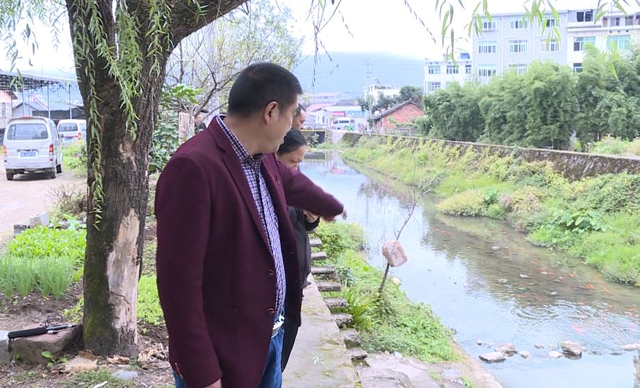 今天下午,一男子醉酒后跌入七百秧水库!岸边还放着一瓶白酒