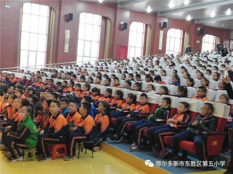 党建培训名家进校园掀起读书潮作家杨鹏走进东胜区第五小学