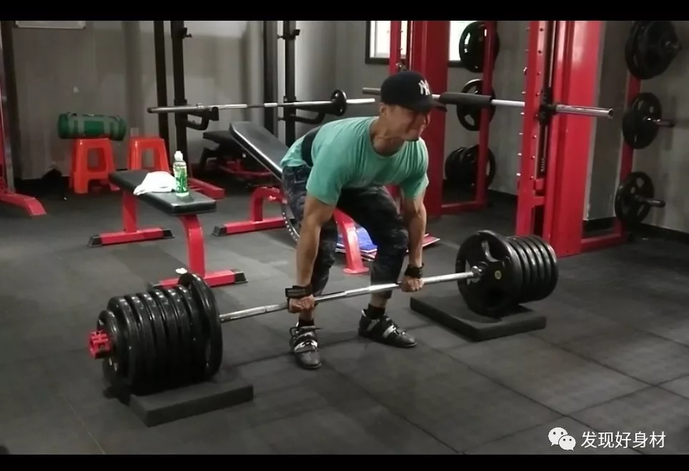 职业从厨师到健身教练 三大项:卧推110kg 深蹲160kg 硬拉190kg 从小就