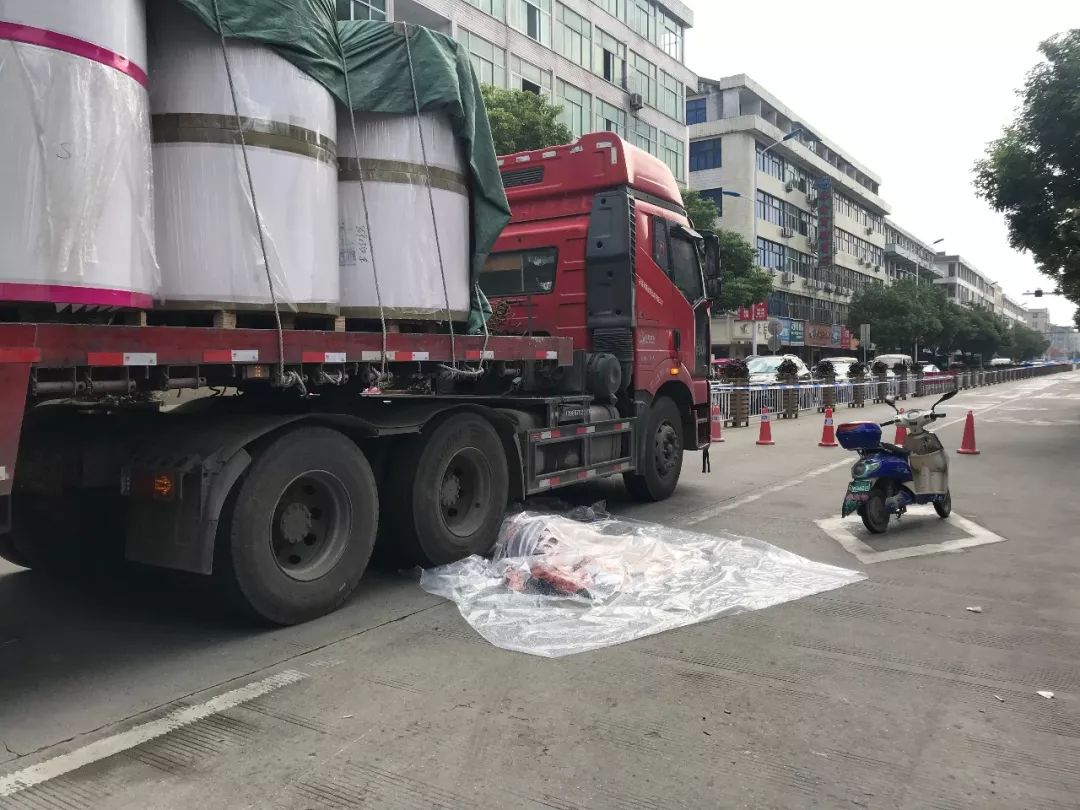 龙港人民路车祸,又是电动车和半挂车…_货车