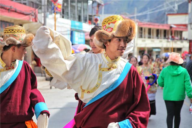 金沙江畔一场盛大的全民狂欢—德钦奔子栏首届锅庄艺术节