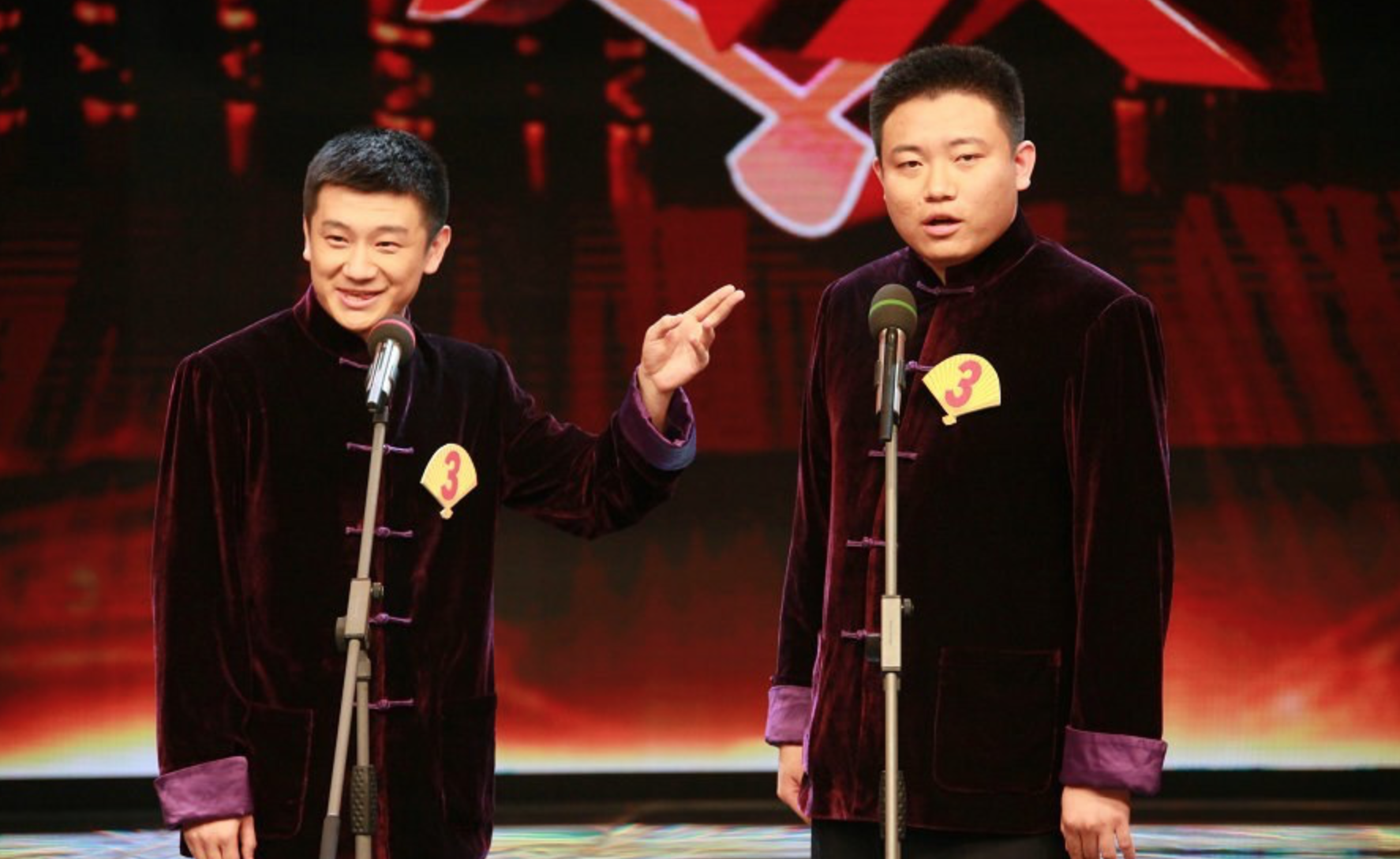 2016年中央电视台春节联欢晚会李寅飞和搭档李丁表演相声节目《我知道