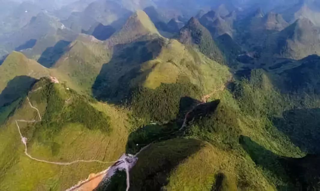 28日阳山靘雾山登高,艳绝群峰俯美景