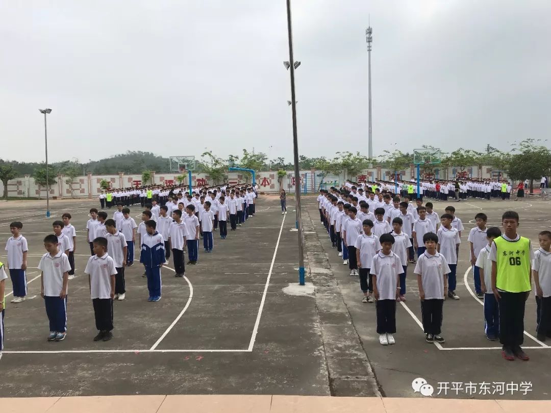 培养集体精神,展示朝气的精神面貌,开平东河中学举行了七年级队操训练