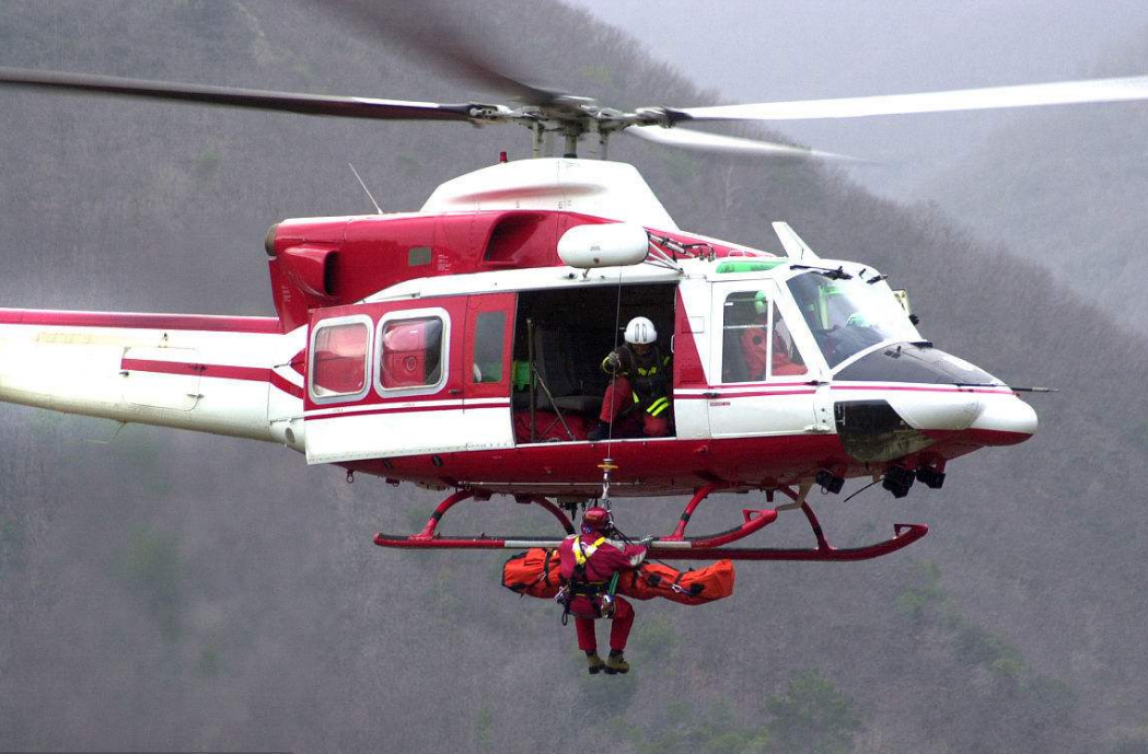 一家五口驾车坠崖&游客爬野长城坠崖,动用直升机救援,专家